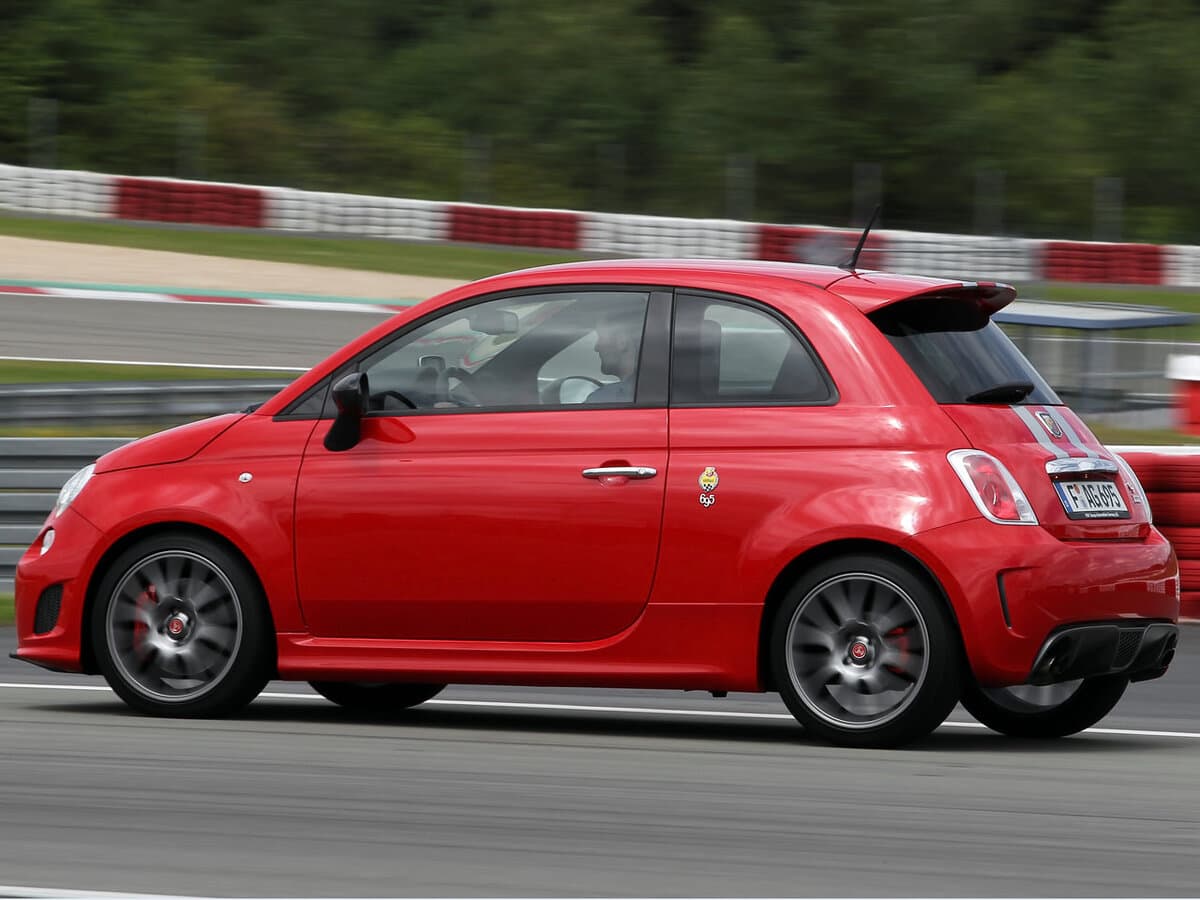 Abarth 695 I — Yandan