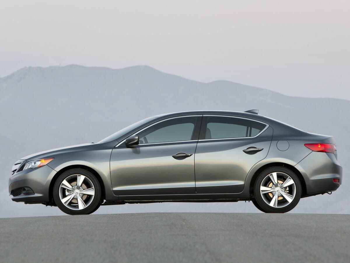 Acura ILX I — Yandan