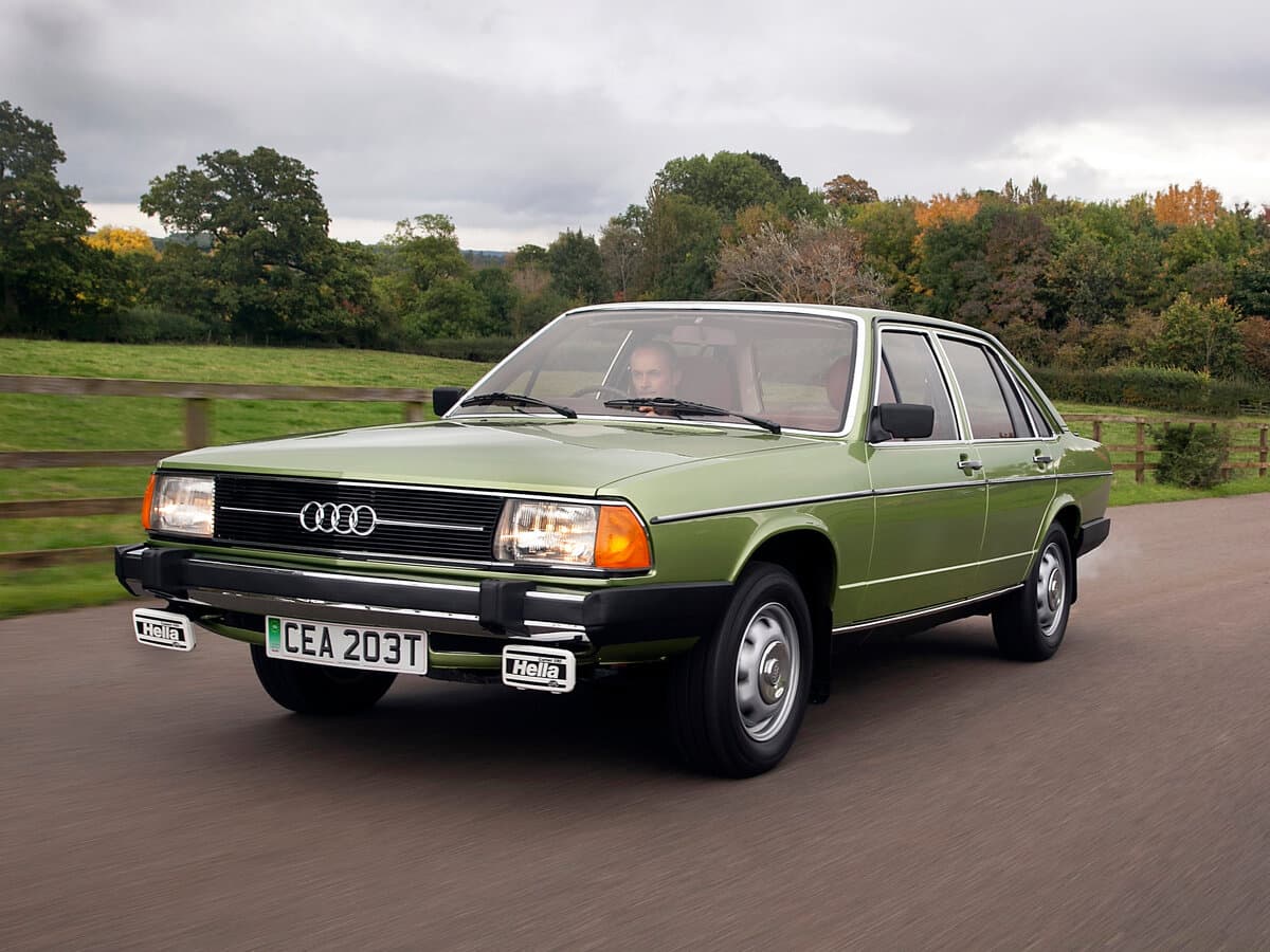 Audi 100 II (C2) — Öndən