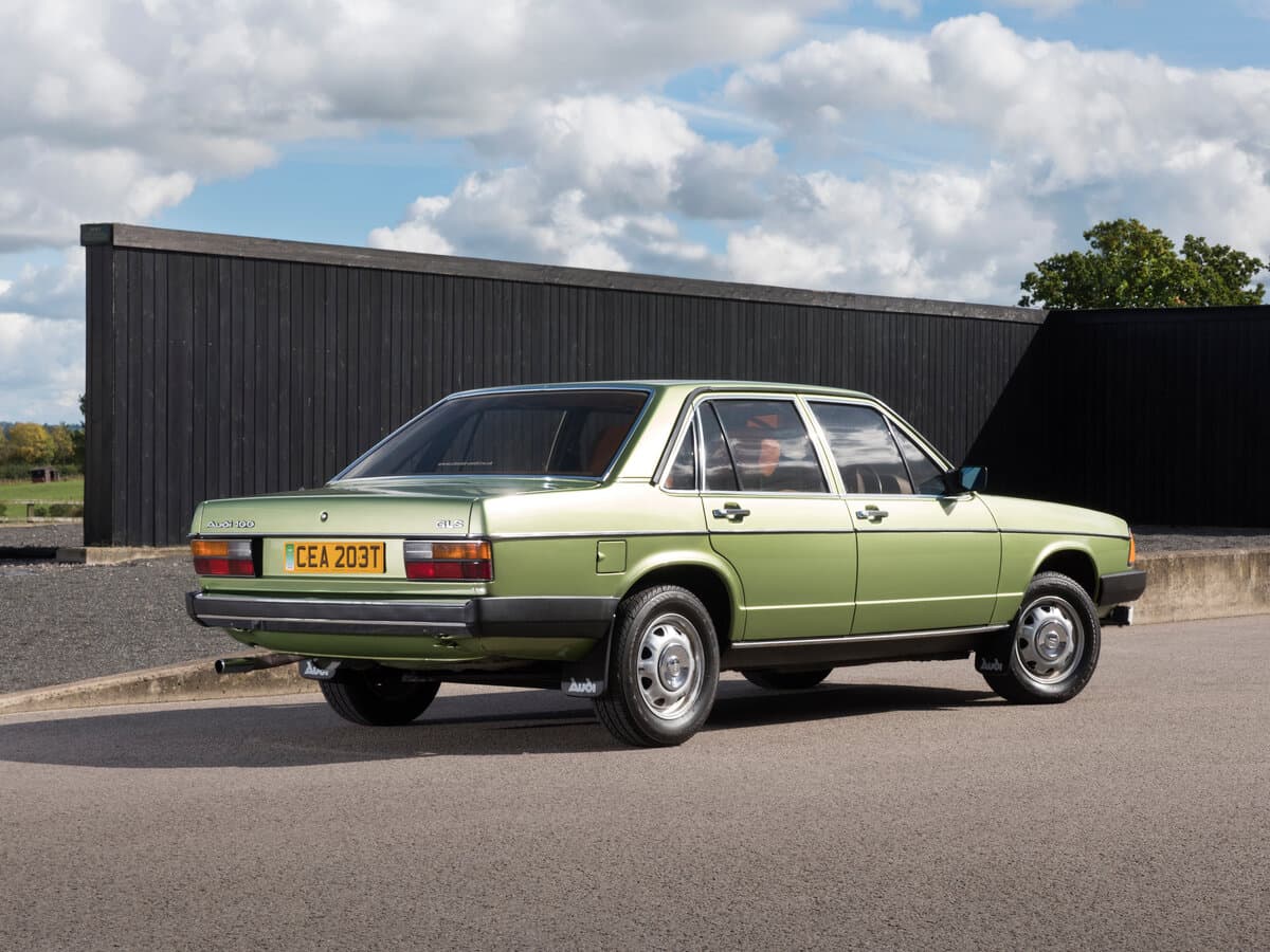 Audi 100 II (C2) — 3/4 arxadan