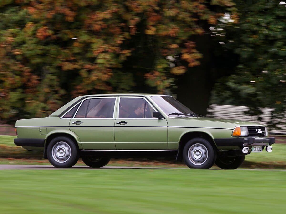 Audi 100 II (C2) — Yandan