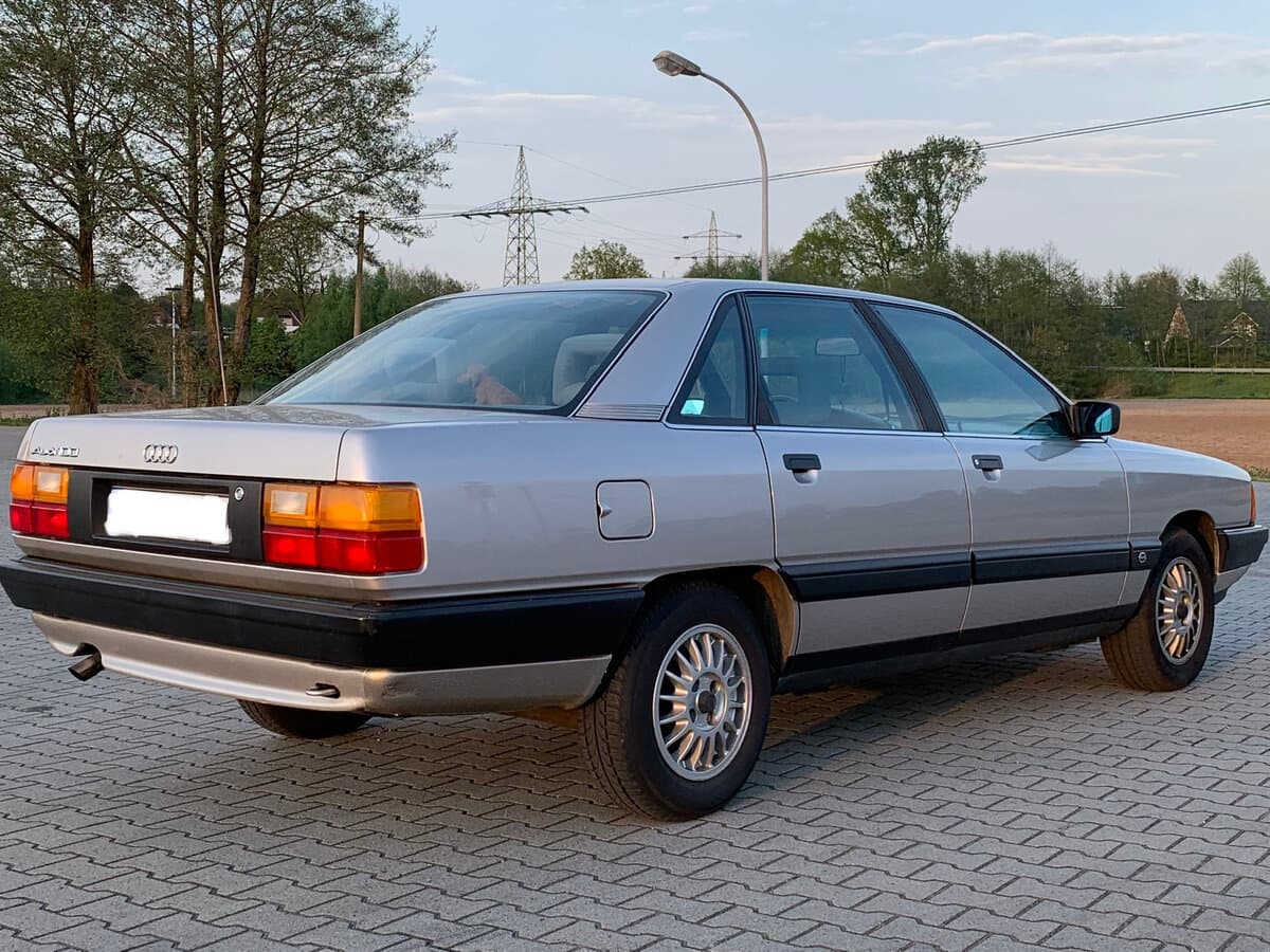 Audi 100 III (C3) Restayling — 3/4 arxadan