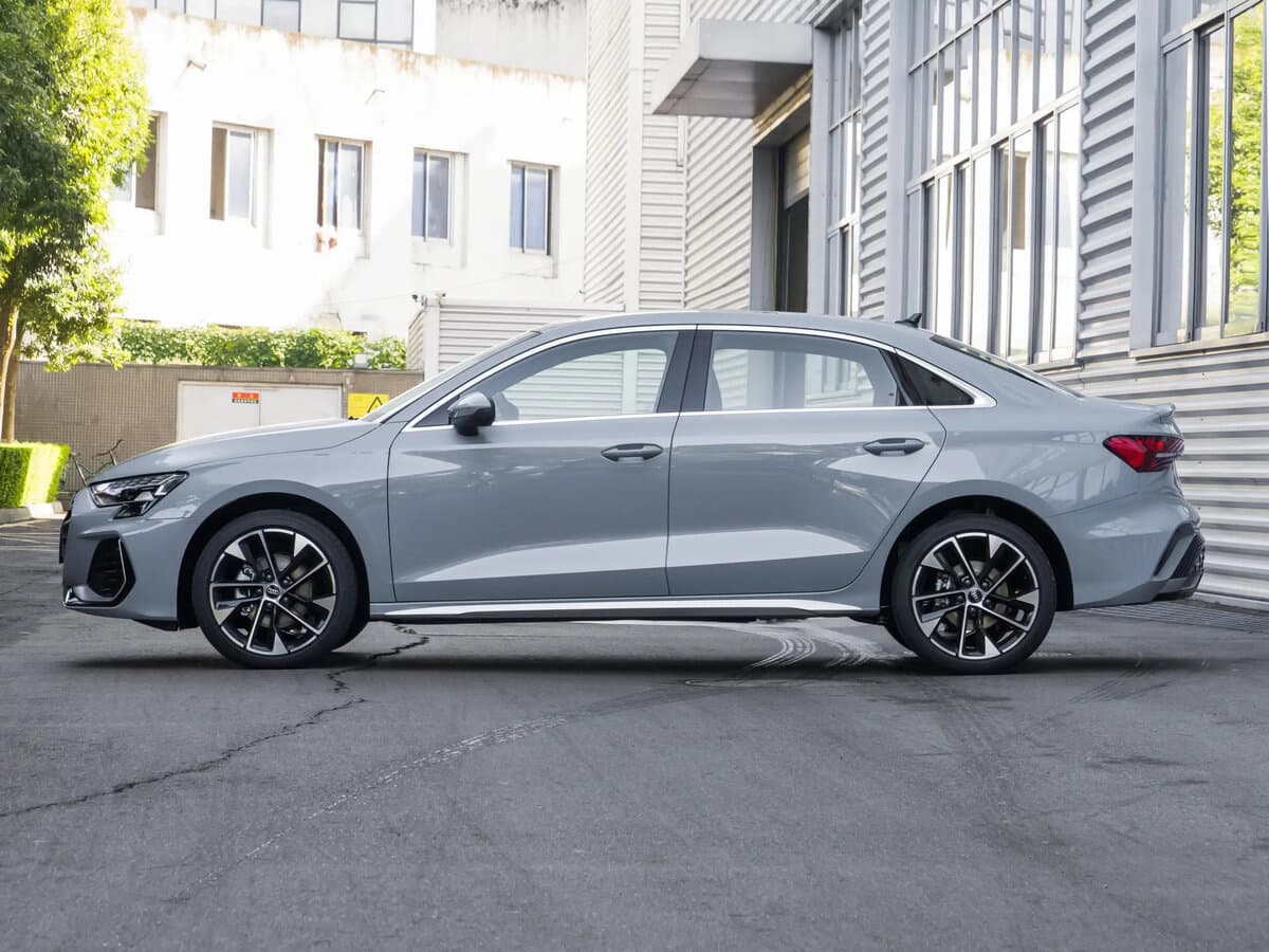 Audi A3 IV (8Y) Restayling — Yandan