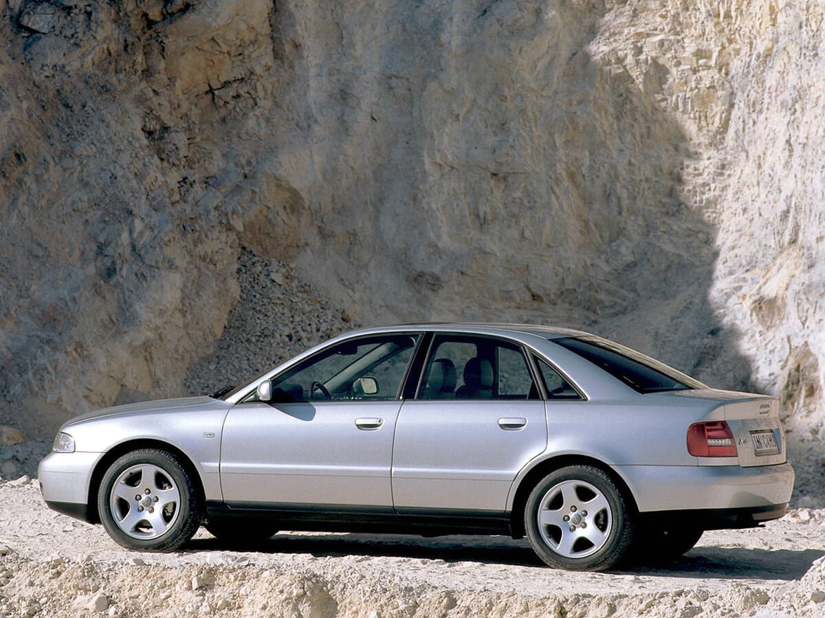 Audi A4 I (B5) Restayling — Yandan