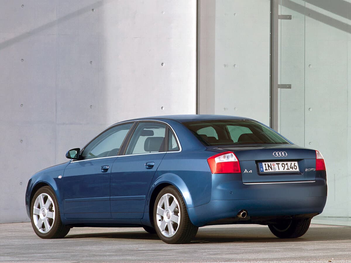 Audi A4 II (B6) — 3/4 arxadan