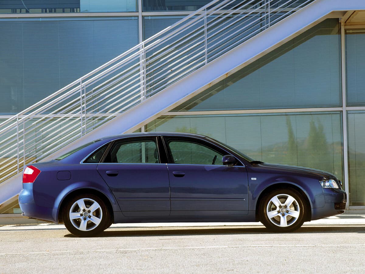 Audi A4 II (B6) — Yandan