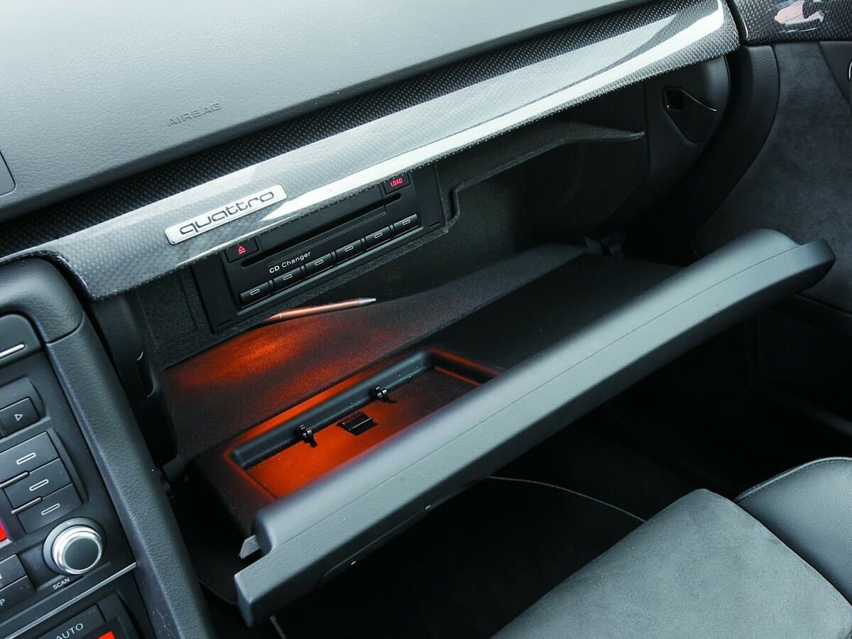 Audi A4 III (B7) — Salon, arxadan