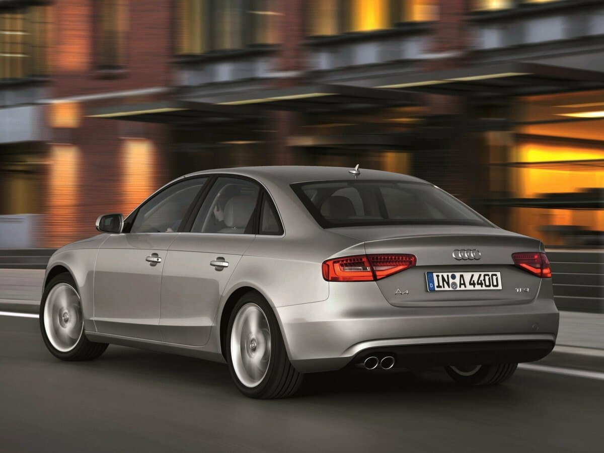 Audi A4 IV (B8) Restayling — 3/4 arxadan