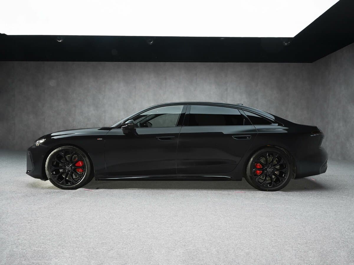 Audi A6 VI (C9) — Yandan