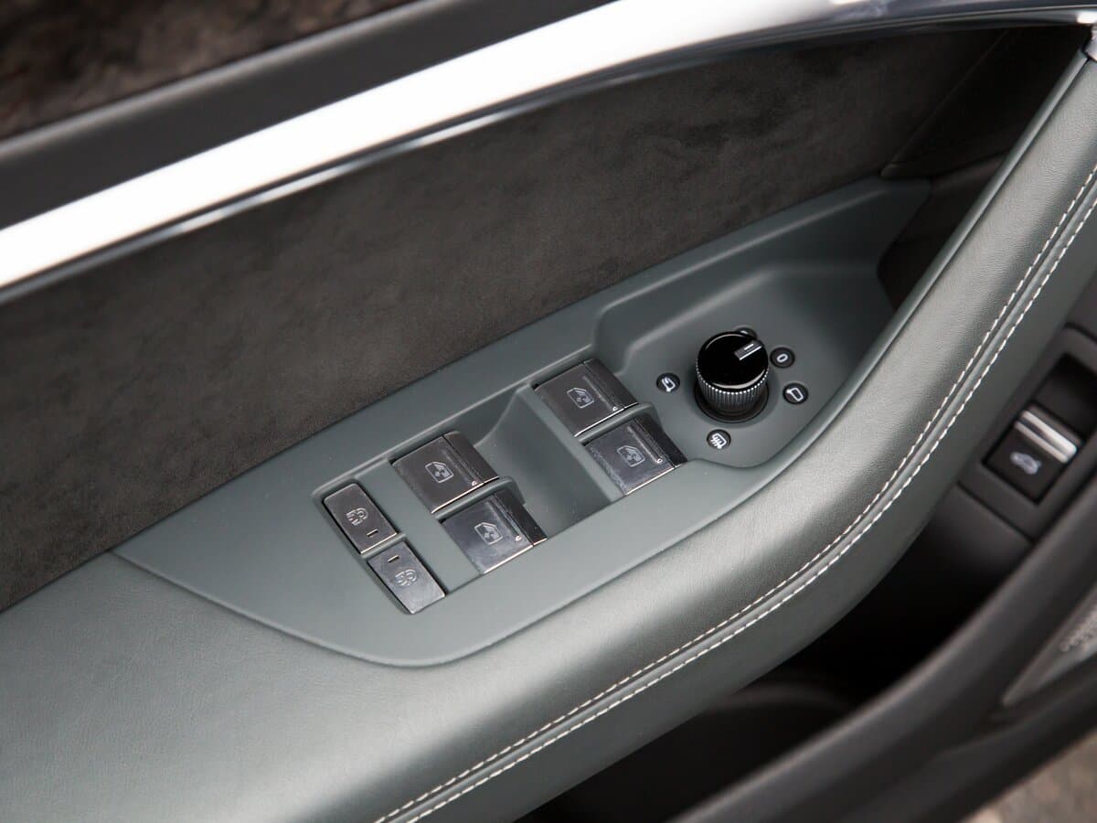 Audi A7 II (4K) — Qapı
