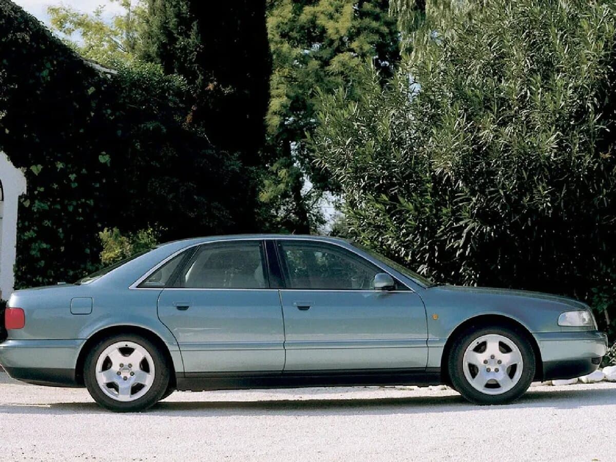Audi A8 I (D2) — Yandan