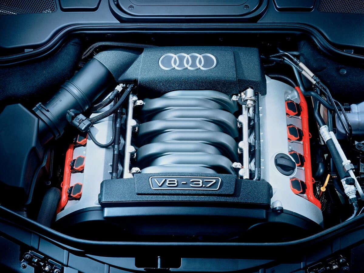 Audi A8 II (D3) — Salon, arxadan