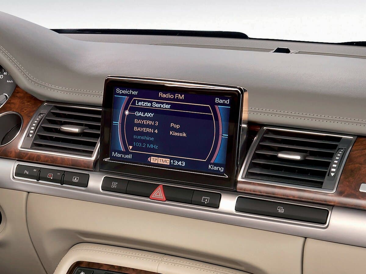 Audi A8 II (D3) Restayling 2 — Salon, arxadan