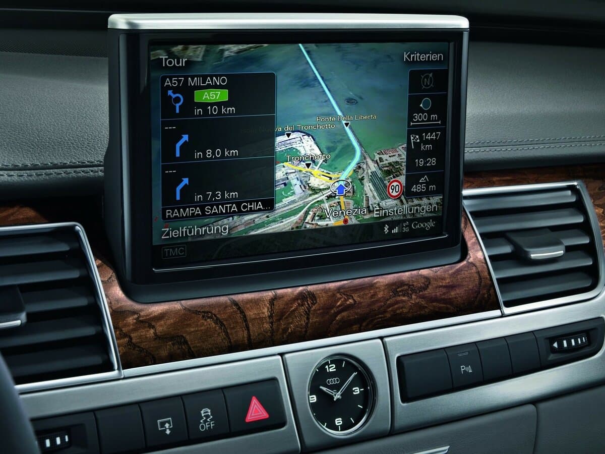 Audi A8 III (D4) — Salon, öndən