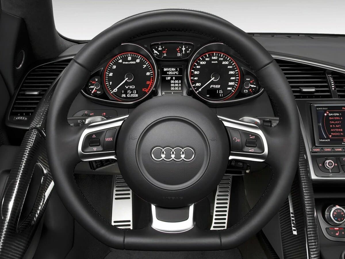 Audi R8 I (Typ 42) — Sükan