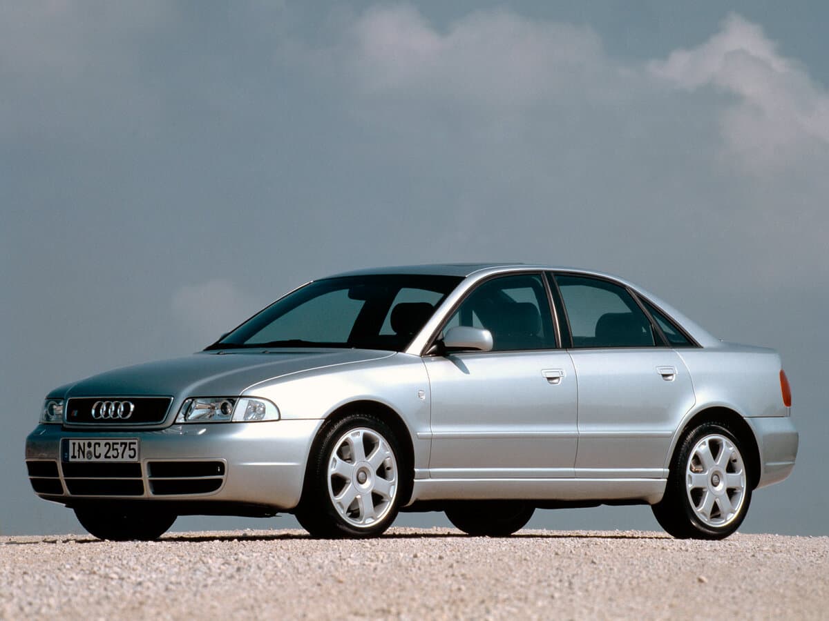 Audi S4 I (B5) — Yandan