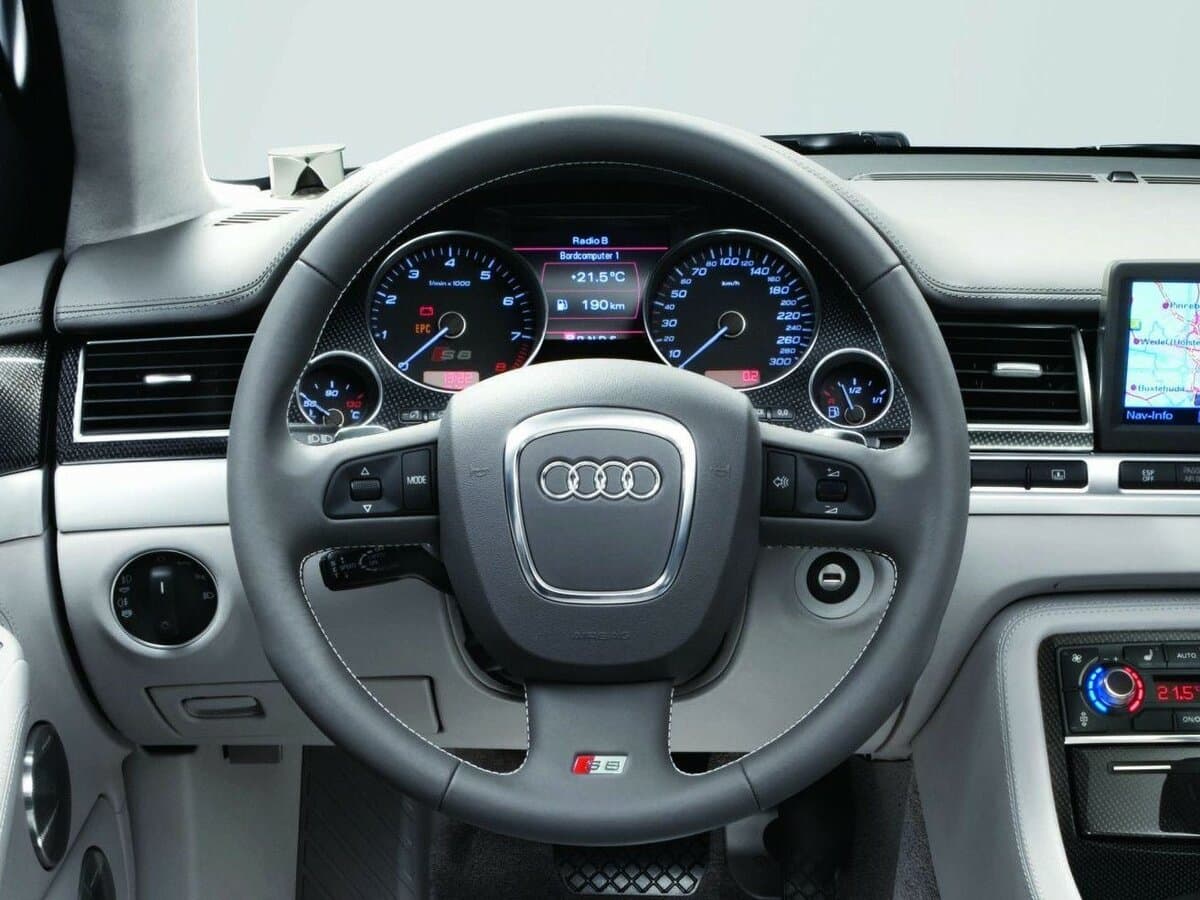 Audi S8 II (D3) — Sükan