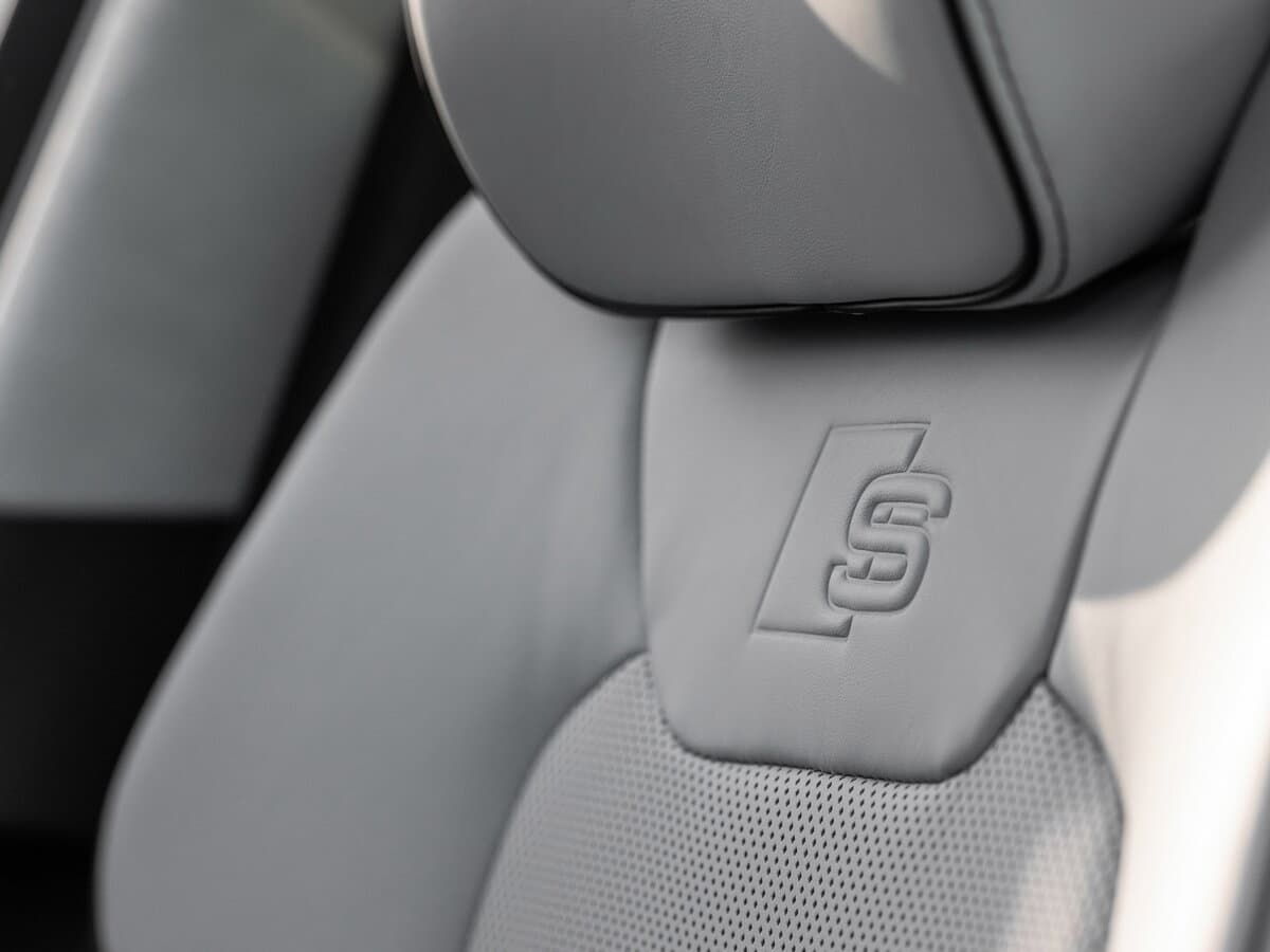 Audi S8 IV (D5) — Salon, arxadan