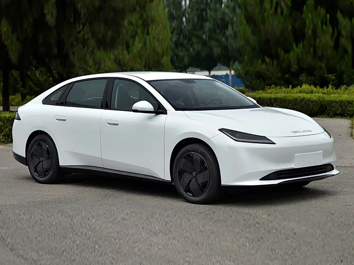 BAIC EU8