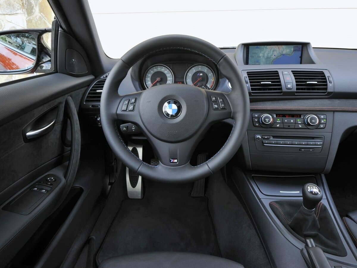 BMW 1M I (E82) — Sükan