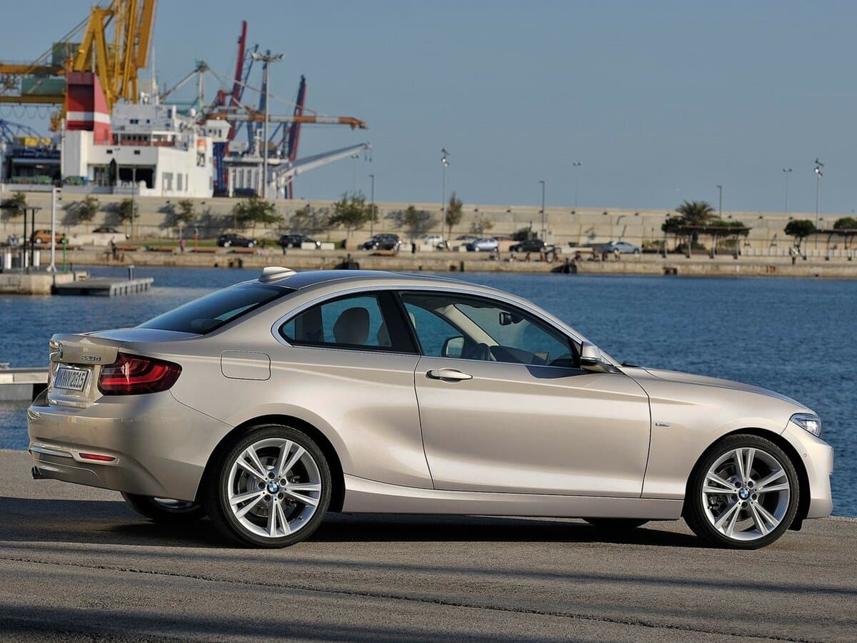 BMW 2 seriyası F22 — Yandan