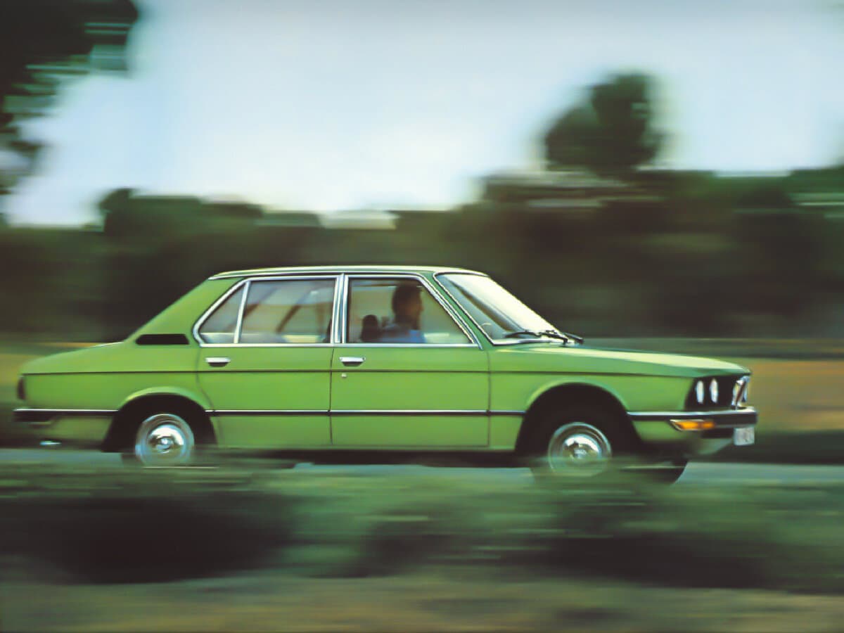 BMW 5 seriyası I (E12) — Yandan
