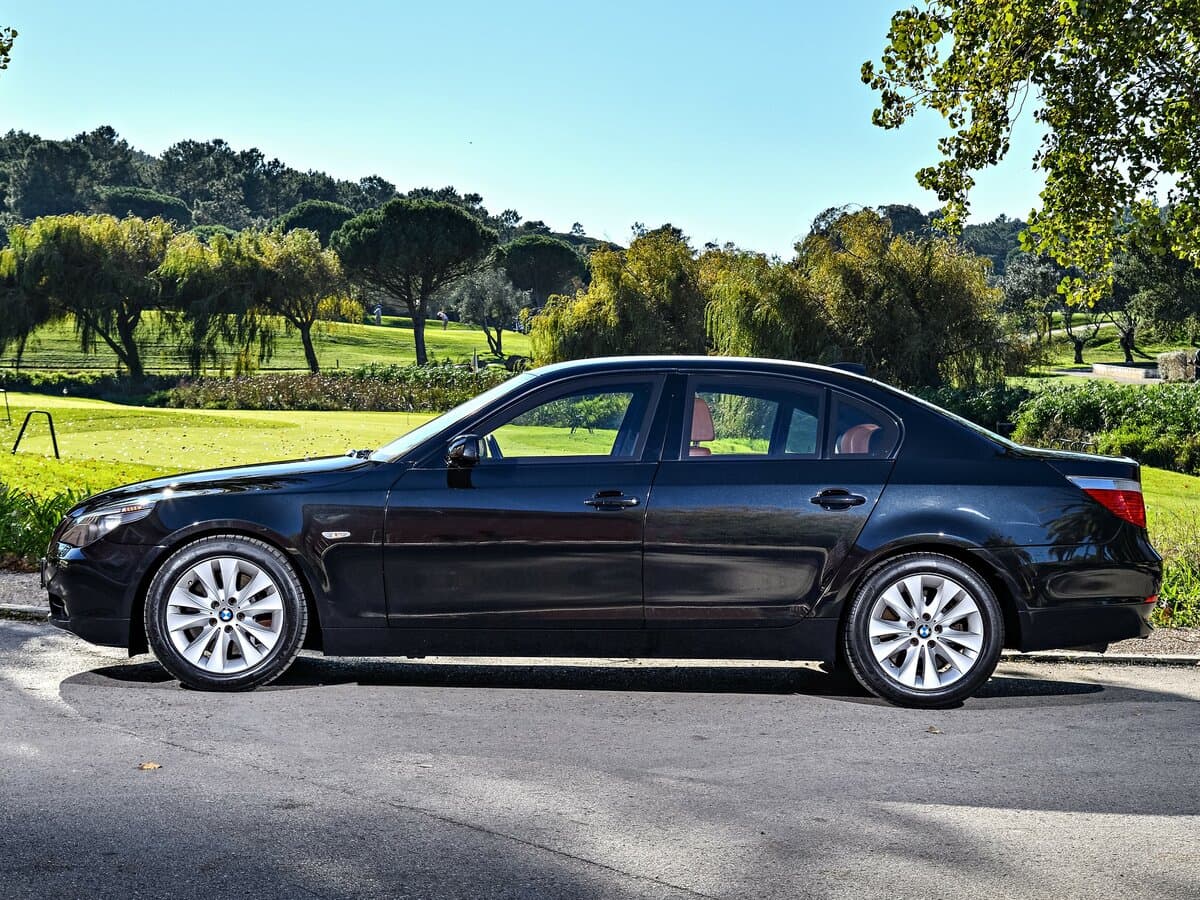 BMW 5 seriyası V (E60/E61) — Yandan