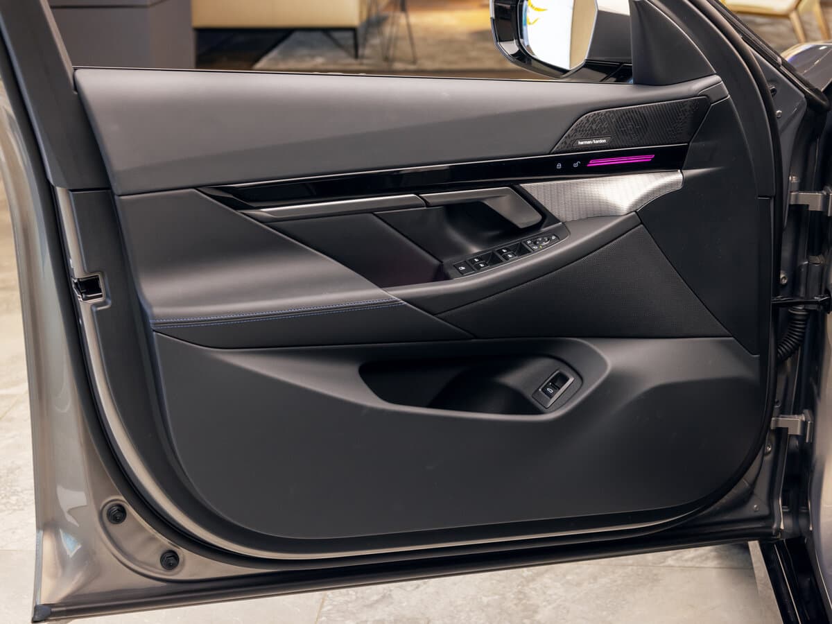 BMW 5 seriyası VIII (G60/G61/G68) — Qapı