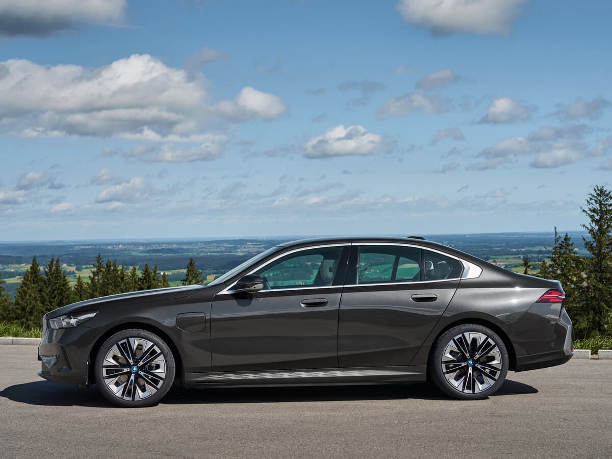 BMW 5 seriyası VIII (G60/G61/G68) — Yandan