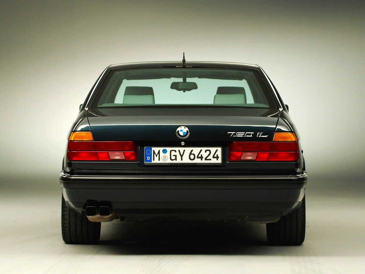 BMW 7 seriyası II (E32) — Arxadan