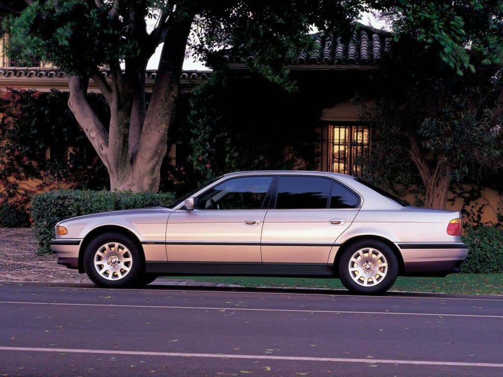 BMW 7 seriyası III (E38) Restayling — Yandan