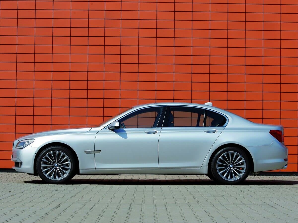 BMW 7 seriyası V (F01/F02/F04) — Yandan