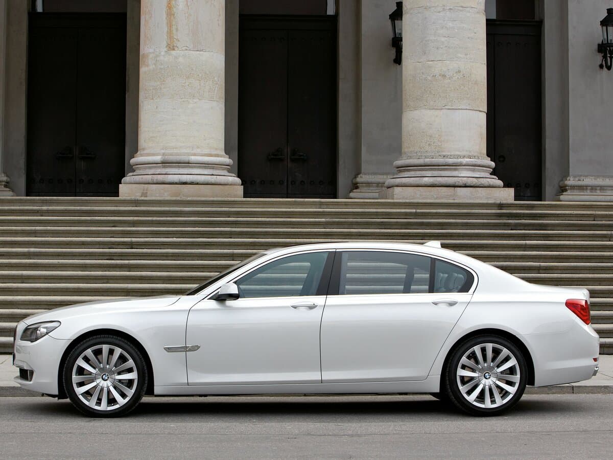 BMW 7 seriyası V (F01/F02/F04) — Yandan