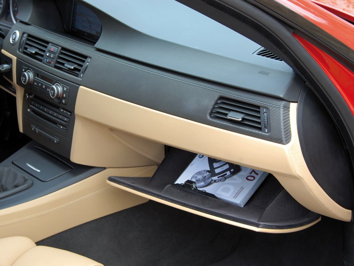 BMW M3 IV (E90) — Salon, arxadan
