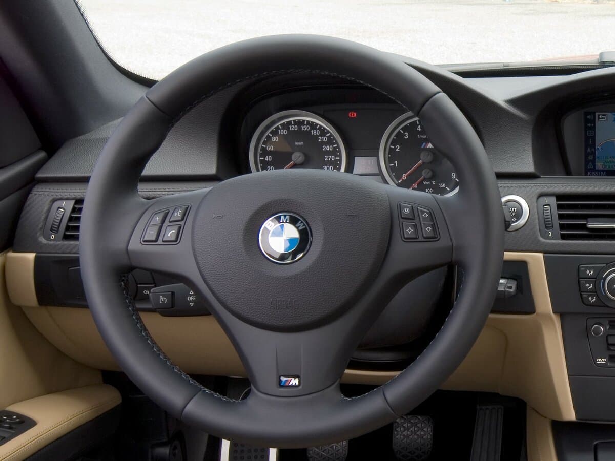 BMW M3 IV (E90) — Sükan