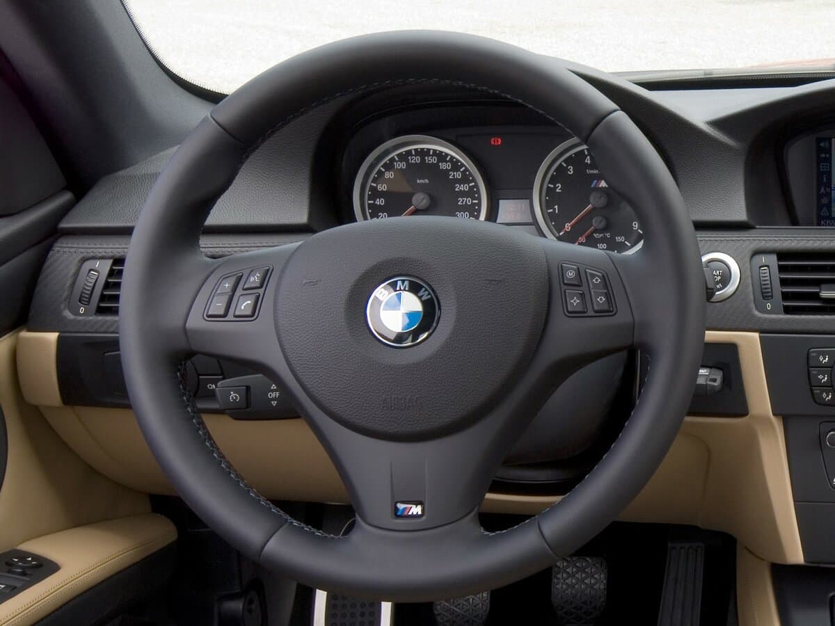 BMW M3 IV (E90) — Sükan