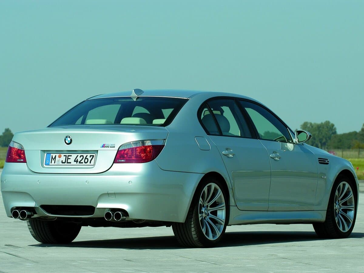 BMW M5 IV (E60/E61) — 3/4 arxadan