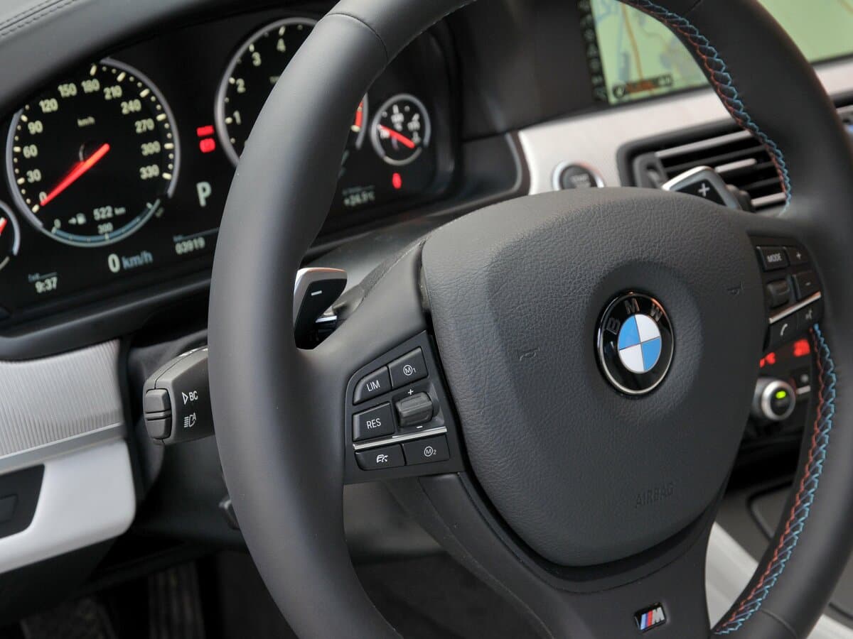 BMW M5 V (F10) — Sükan