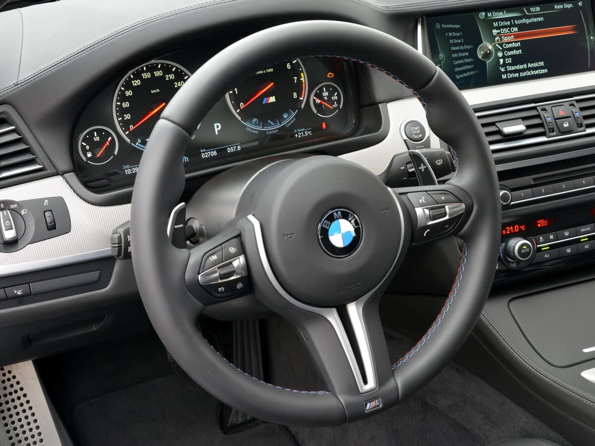 BMW M5 V (F10) Restayling — Sükan