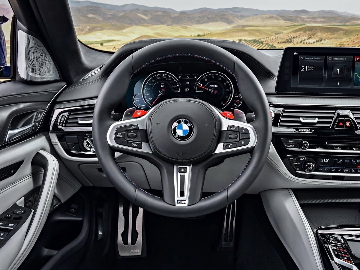 BMW M5 VI (F90) — Sükan