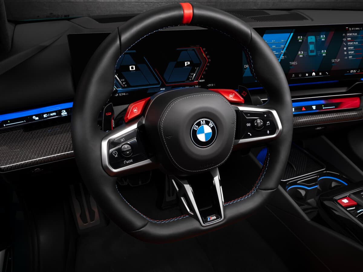 BMW M5 VII (G90) — Sükan