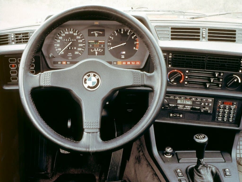 BMW M6 I (E24) — Sükan
