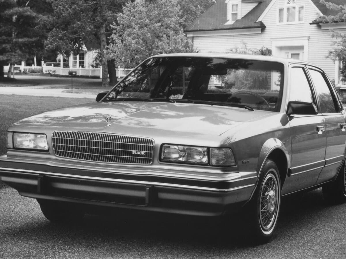 Buick Regal Japan — Öndən