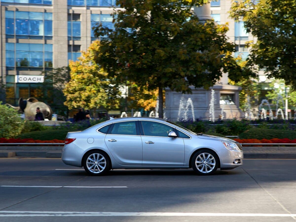 Buick Verano I — Yandan