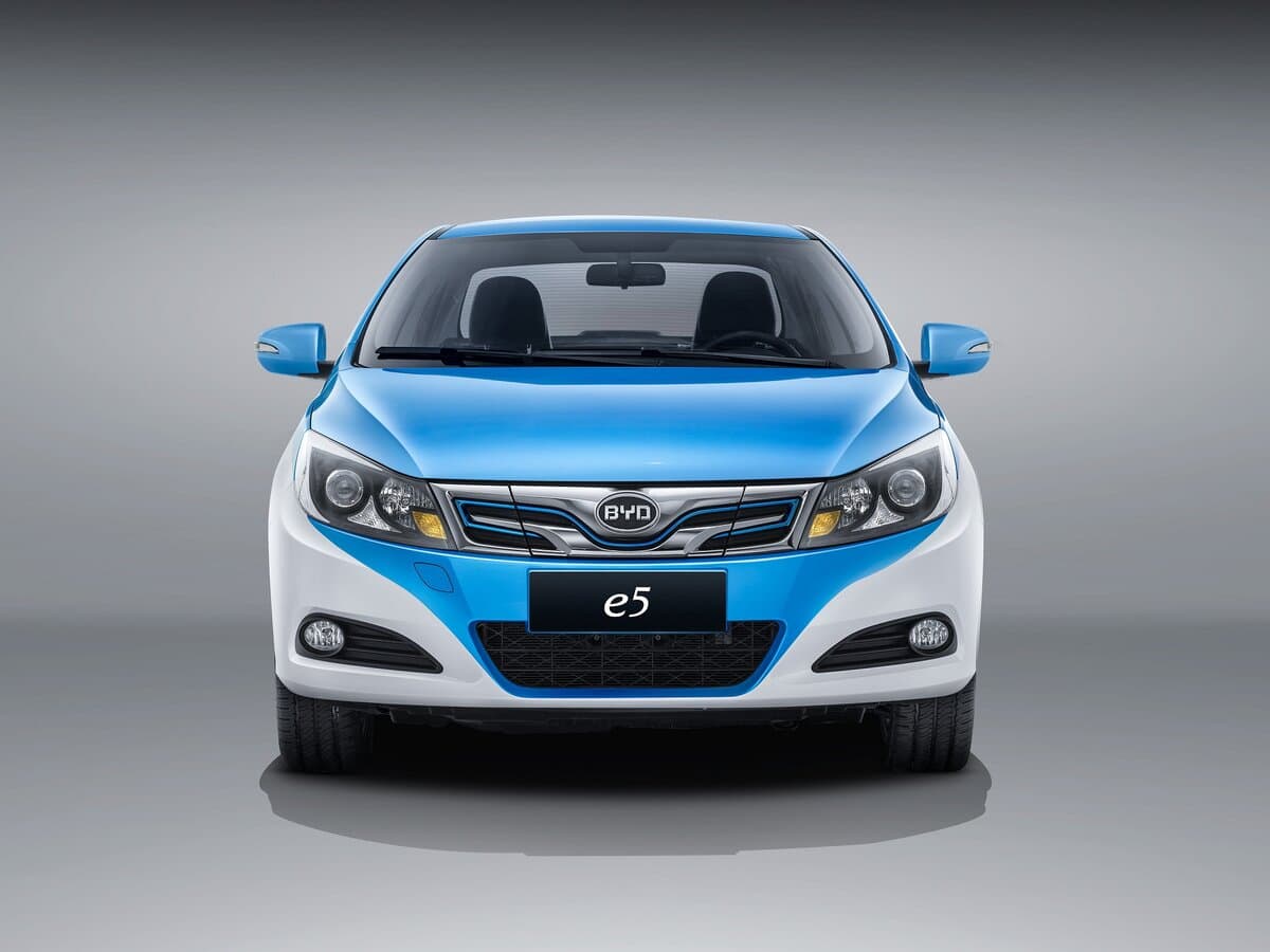 BYD E5 2015 – 2020 — Öndən