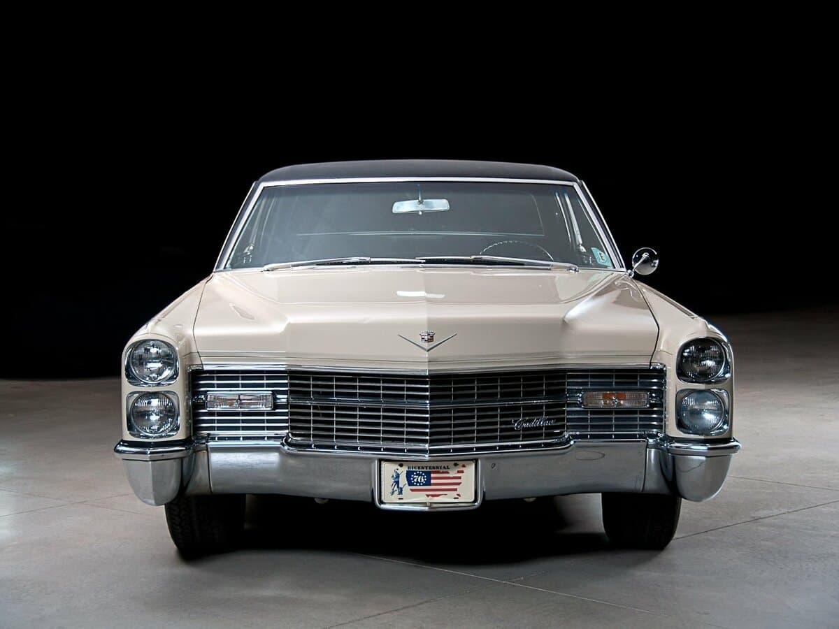 Cadillac DeVille III — Öndən