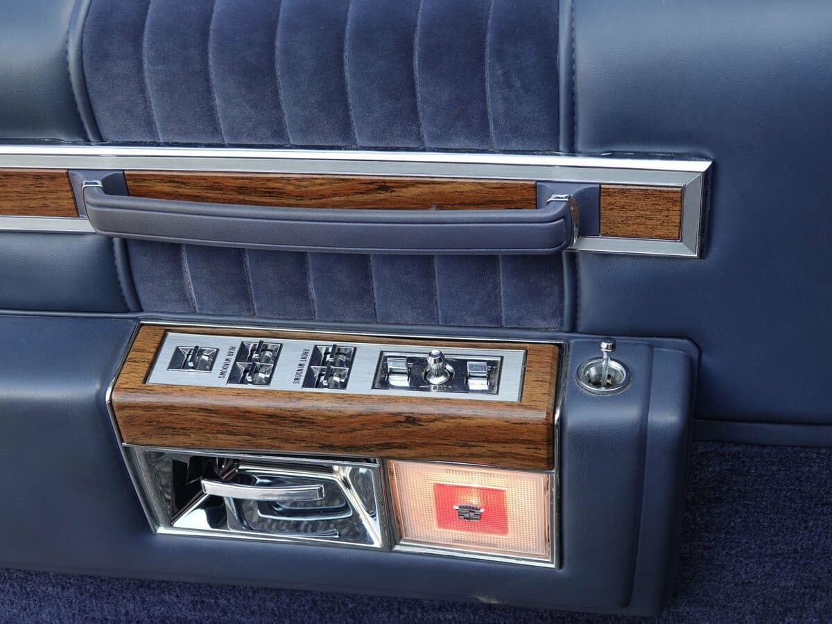 Cadillac DeVille V — Qapı