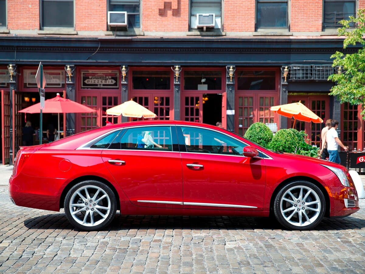 Cadillac XTS I — Yandan