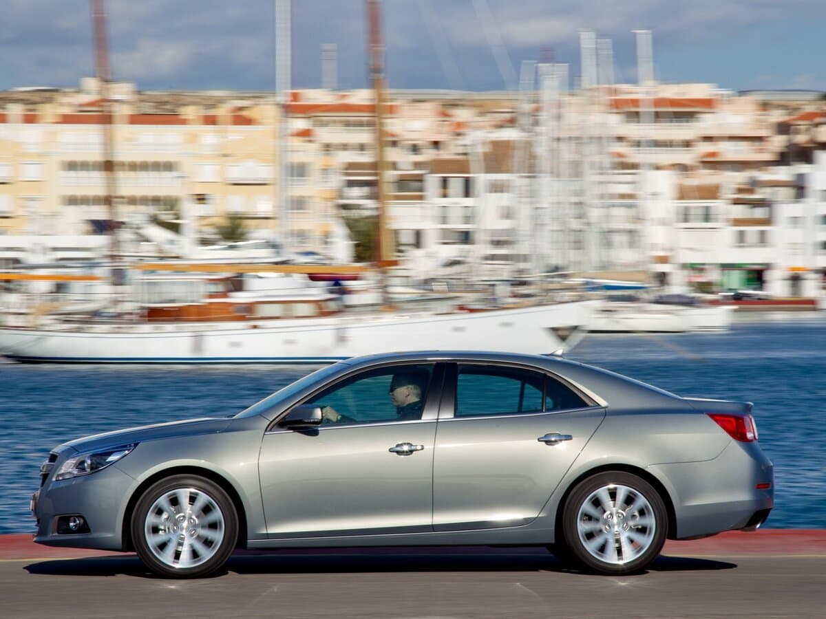 Chevrolet Malibu VIII — Yandan