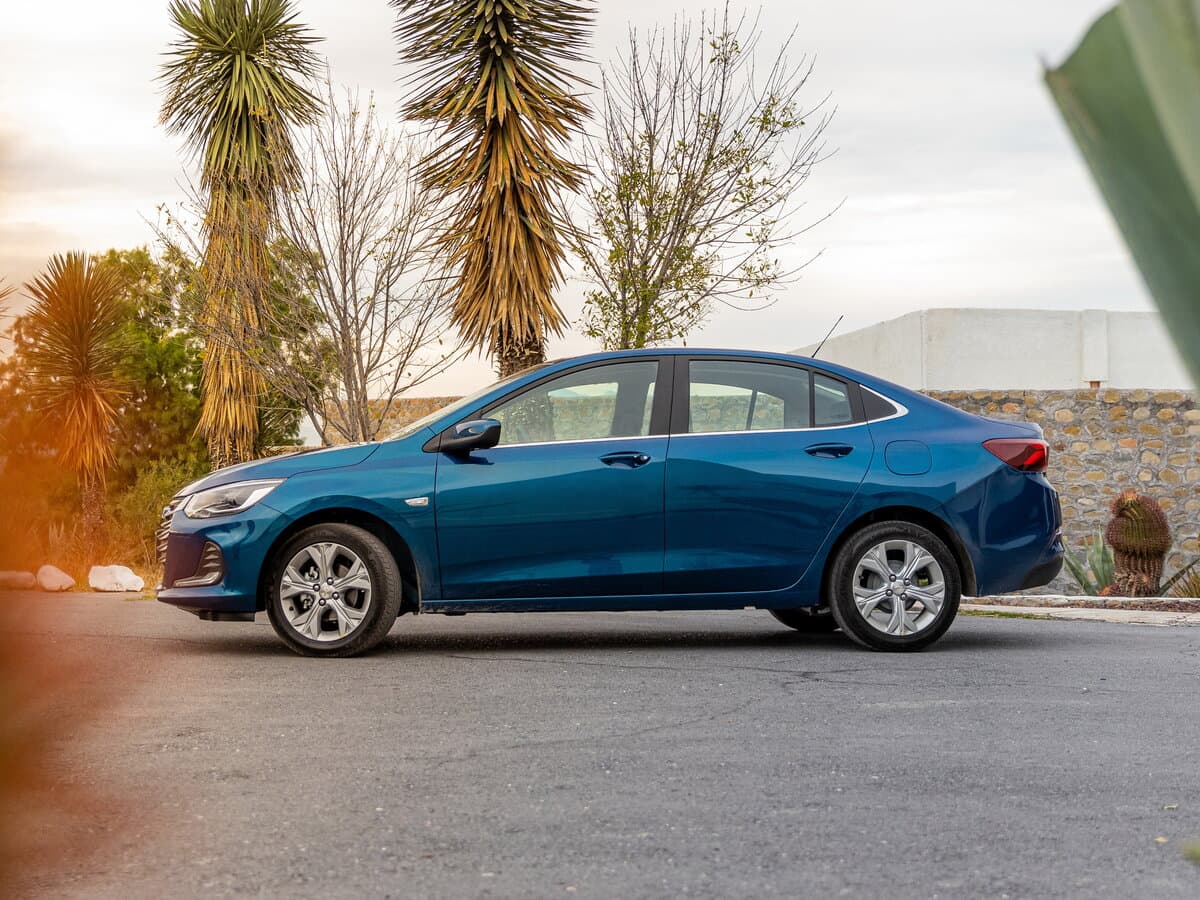 Chevrolet Onix II — Yandan